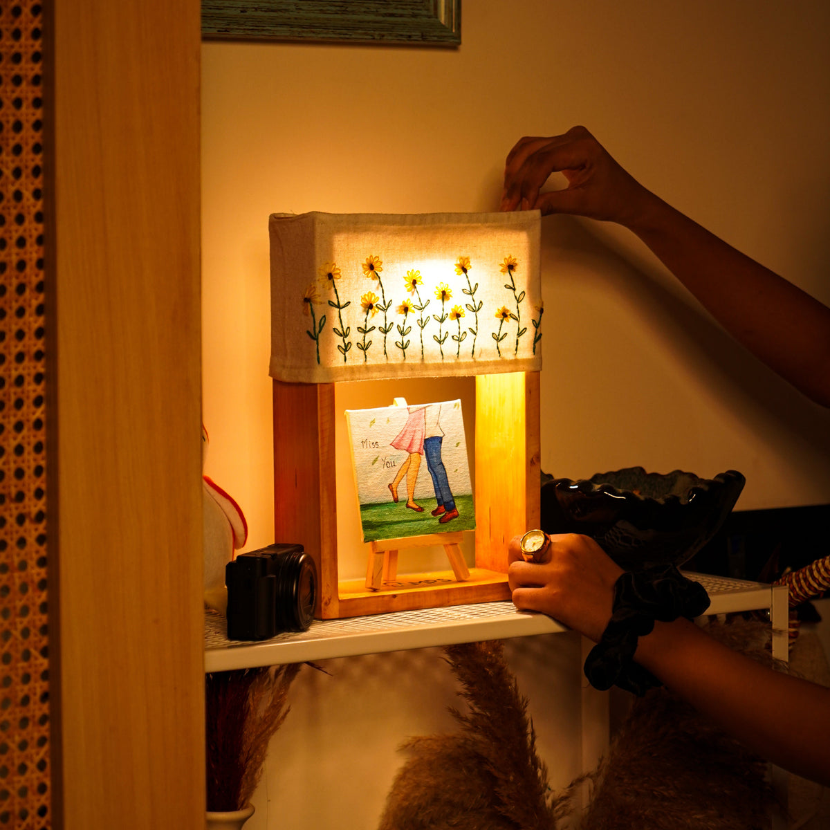 Meadow Glow – Hand-Embroidered Sunflower Lamp